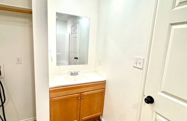 Leasing Special** MOVE IN READY! *$0 Deposit for Qualifying Applicants* photos photos