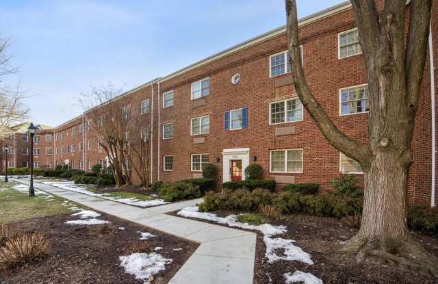 Walk to Old Town Alexandria! Pool, Gym  Tennis Courts Too! - 1608 West Abingdon Drive, Alexandria, VA 22314