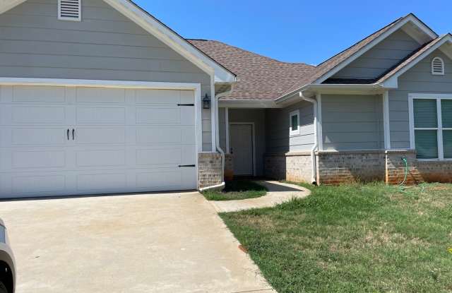 3 bedroom plus a bonus room 2 bath PTISD - 1309 Frankie Lane, Longview, TX 75604