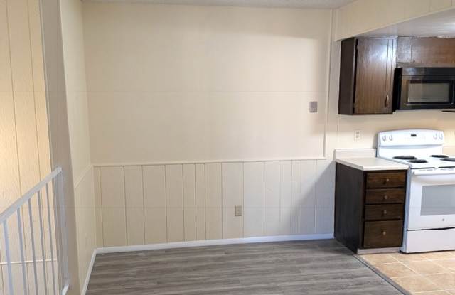 2 Bed 1 Bath Apartment - New Floors - Attached Garage! photos photos