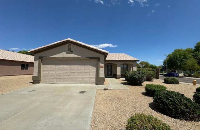 3 BEDROOM HOME NO NEIGHBORS BEHIND! Gallery 1