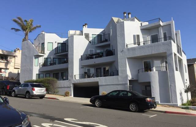 Steps to the Beach and Ocean Views - 3 Bdrm Townhouse! - 348 Manhattan Avenue, Hermosa Beach, CA 90254