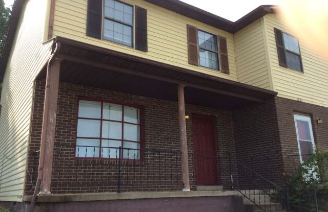 SPACIOUS 3 BEDROOM, 1.5 BATHROOM TOWN HOUSE LOCATED IN RADCLIFF photos photos