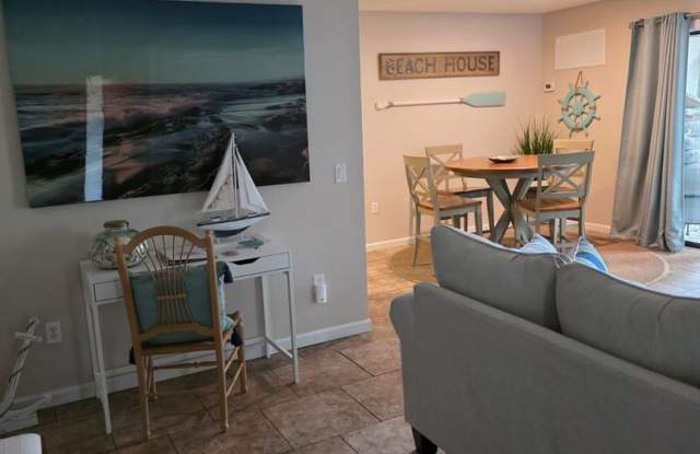 Adorable Furnished First Floor Beach-Oriented Condo - 6 mo Lease Term Available! Gallery 4