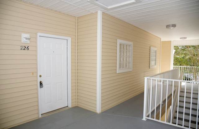 Second Floor Unit at The Oaks! Gallery 3