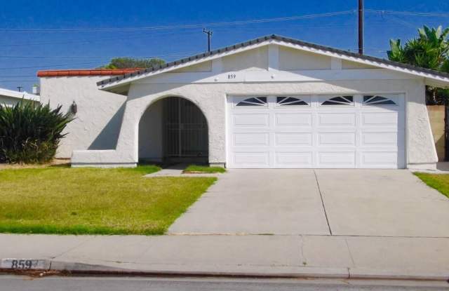 Adorable house in awesome Carson location w/beamed ceilings, fireplace, large yard, central A/C  2-car garage photos photos