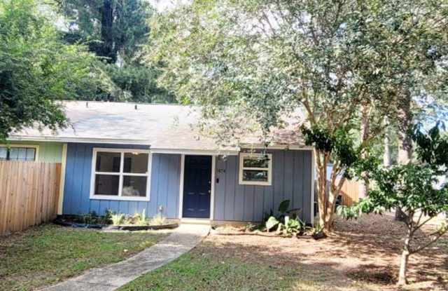 RENOVATED 2/1 w/ Fenced Yard, Stainless Steel Appliances, Plank Vinyl Floors,  Newer Paint! Avail September 1st for $1250/month! photos photos