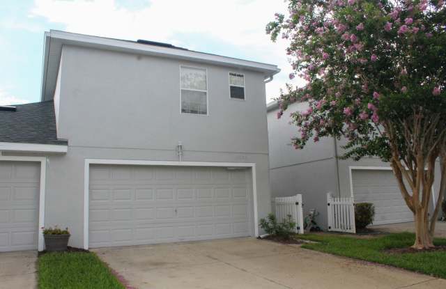 MOVE IN NOW-Water  electricity included 1x1 above garage apartment!! Full kitchen  bathroom!! Washer  dryer! Separate entrance in back! - 14252 Confetti Drive, Horizon West, FL 34786