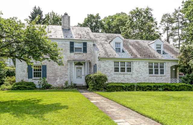 4 bedroom, 2.5 bathroom home in Camp Hill photos photos