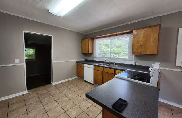 3 bedroom 2 bath home with Den in Convenient Location Gallery 4