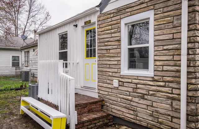 Updated 3 Bedroom Home with Fenced Yard & Parking! Gallery 4