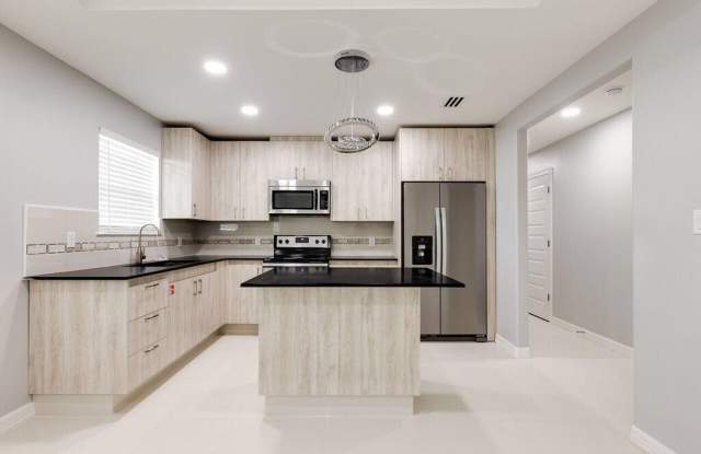 2820 Wolverine St photos photos