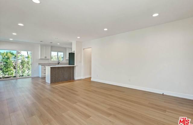 22457 Clarendon Street Gallery 4