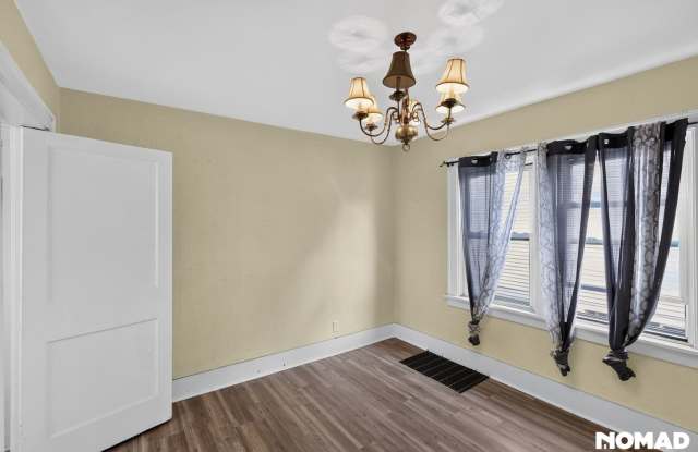 Large 2Bed/1Bath + Dining Room + Living Room + Sunroom in Kenmore photos photos Large 2Bed/1Bath + Dining Room + Living Room + Sunroom in Kenmore photos photos