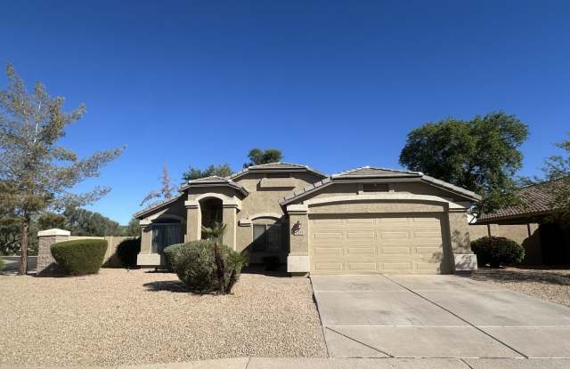 CHARMING SINGLE LEVEL 4 BEDROOM HOME ON A CORNER LOT photos photos