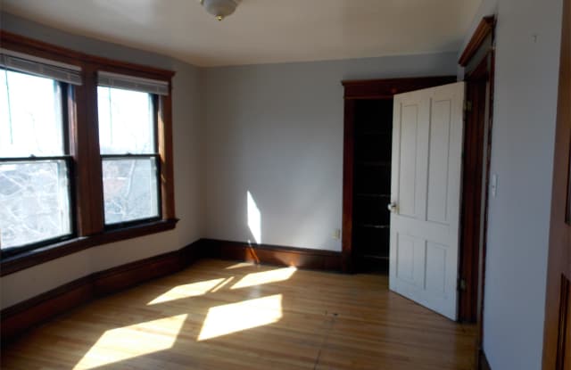 681 Lawson Ave E - #2 Gallery 4