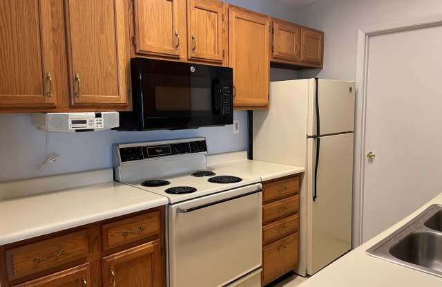 Well-Maintained 2-Bedroom Top-Floor Condo with Garage in Centerville Gallery 4