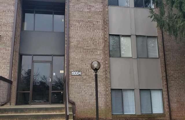 SPACIOUS 2 BEDROOM CONDO ALL UTILITIES INCLUSED photos photos