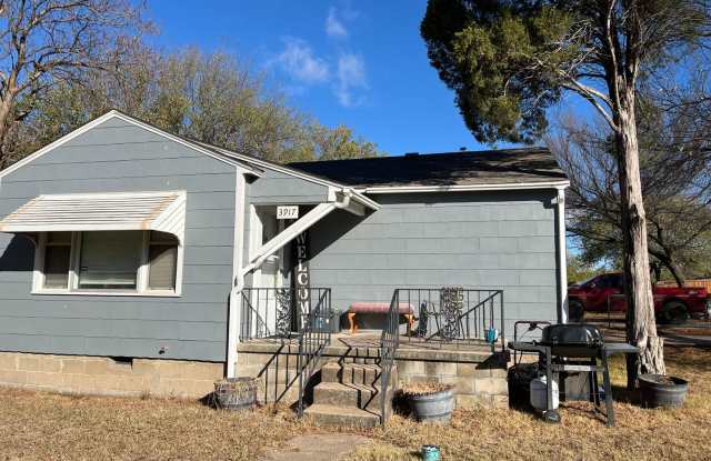 Cute Duplex Corner Lot Fenced Yard photos photos