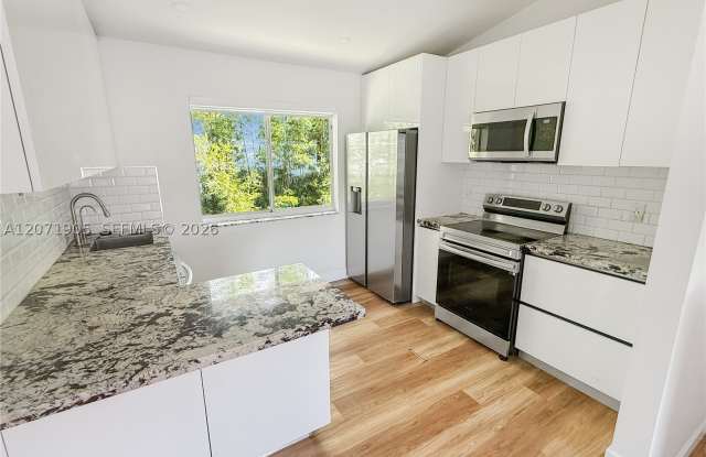 8035 Lake Dr Gallery 2