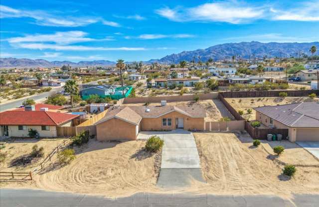 29 Palms 3bd/ 2 ba/ 1860 sf home / 2 car gar / Pet friendly in great neighborhood! photos photos
