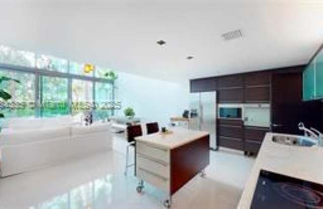 6000 Collins Avenue Gallery 3