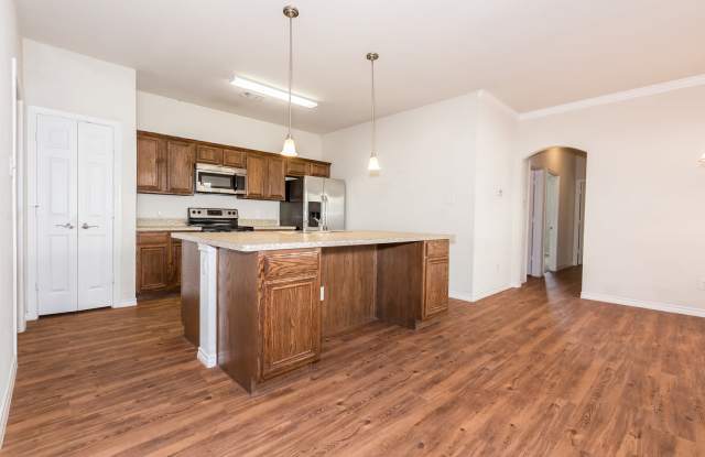 Great 3 bed/2 bath Home Backing onto Holland Park Recreation Area/Trail!! Gallery 1