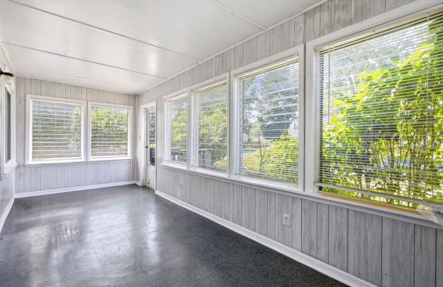 Huge Colonial, Granite counter, SS Appliances! Gallery 4
