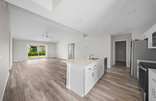 Newer construction 4‑bedroom, 2‑bathroom in Cape Coral photos photos