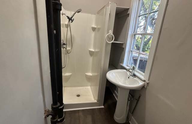 No Deposit!--Move in Ready! 1 bedroom 1 bath home close to downtown Columbus. Gallery 4