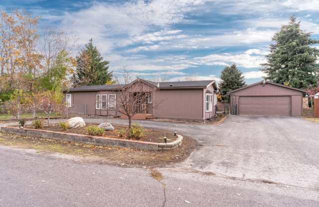 Pet Friendly 3 Bedroom 2 Bath - 202 Wilshire Street Northwest, Douglas County, WA 98802