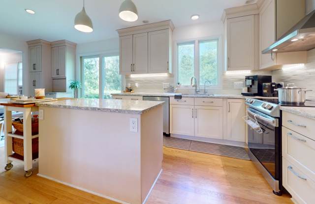 118 Simsbury Drive Gallery 3