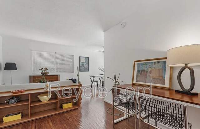 964 Larrabee St Gallery 1