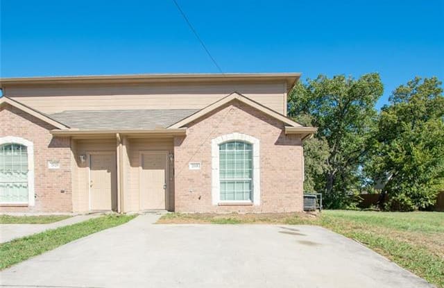 2118 W E Roberts Drive - 2118 W E Roberts Dr, Grand Prairie, TX 75051