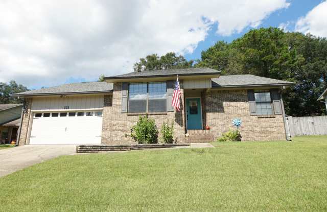 Central Location - 221 Karen Court, Niceville, FL 32578
