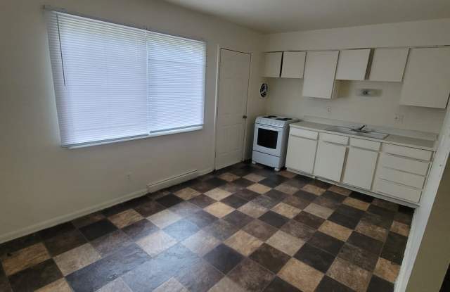 8127 West Thurston Avenue - 3 photos photos
