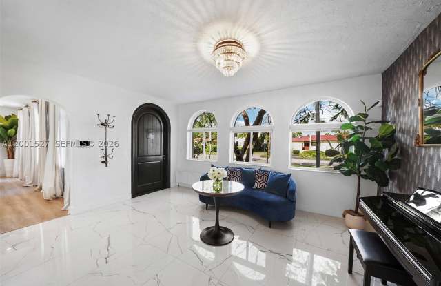 5237 La Gorce Drive Gallery 3