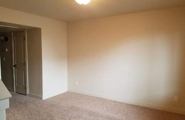 2 BED 1 BATH TOWNHOME WITH COVERED PARKING IN AMMON - CITY UTILITIES INCLUDED Gallery 3