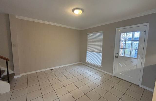 SPACIOUS COZY TOWNHOME IN GATED COMMUNITY Gallery 3