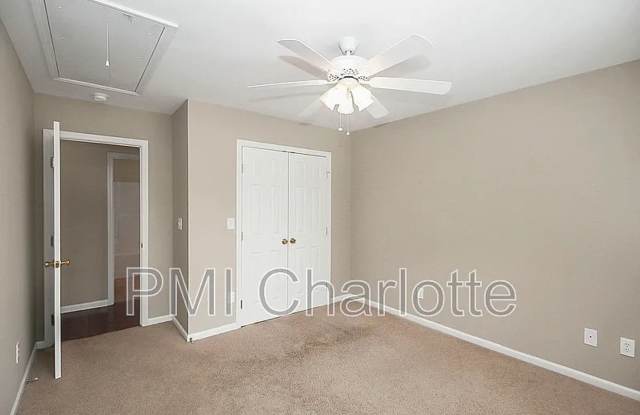 Room in 3 Bedroom Home at Ridge Ave Gallery 4