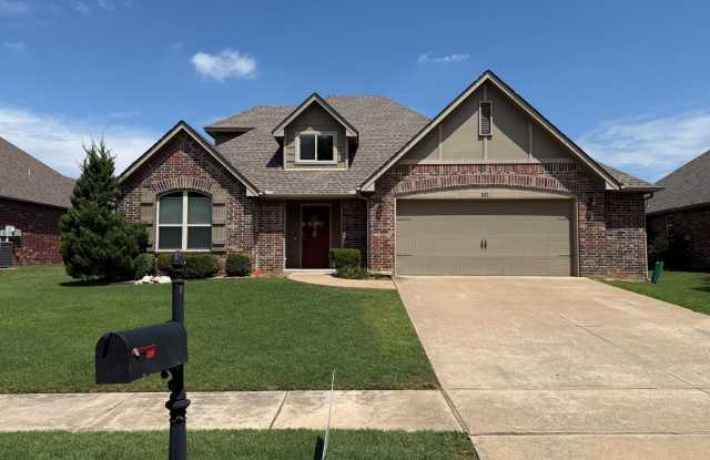Discover this well-appointed 4-bedroom, 3-bath home in The Highlands at Forest Ridge, Broken Arrow. photos photos