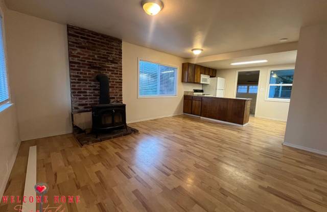 Beautiful rambler with huge deck & large fenced yard!!! Gallery 4