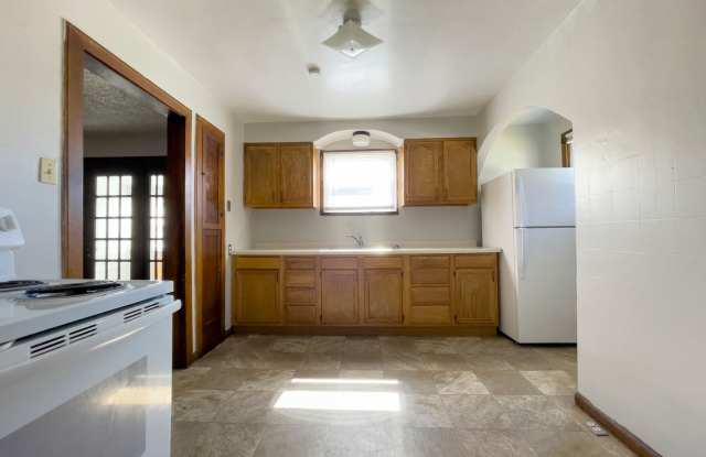 101 N Dill St - The Ultimate Student House: 5 Beds, 3 Baths, Pet Friendly Gallery 3