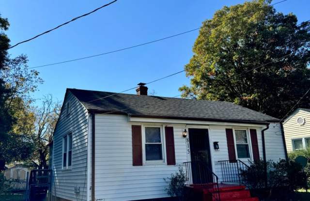 3 bed 1 bath house With Central Hvac Fenced yard and laundry Gallery 2