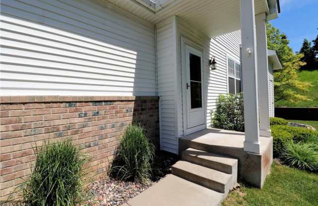 Spacious 4-Bedroom Townhome in Prior Lake for $2,800/month! Gallery 3