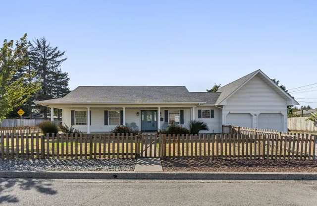 Stunning newer 3 bed/2 bath home in Coos Bay - 588 Madison Street, Coos Bay, OR 97420