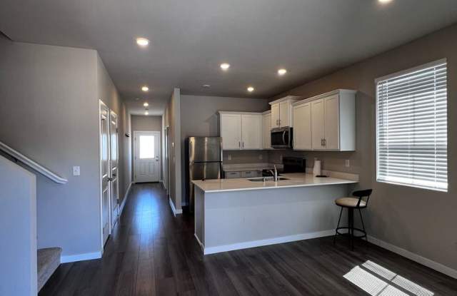 Spacious 4-Bedroom Townhome with Loft, Chef’s Kitchen  Modern Finishes – Built in 2024 photos photos