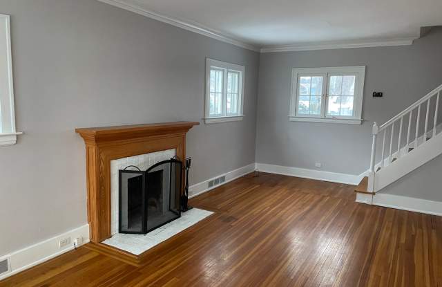 Charming Dutch Colonial Style Heritage Hill Home Gallery 4
