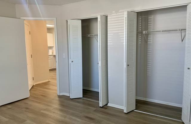 2558 W Bird St photos photos