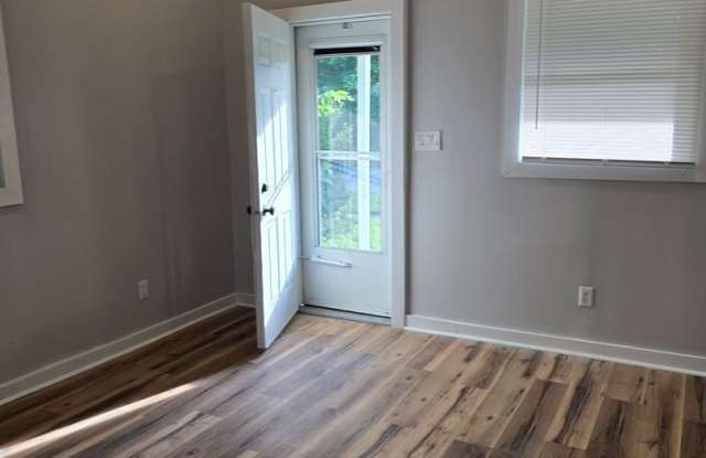 Studio Duplex located on the Westside near 10th St and White River Pkway Dr Gallery 4